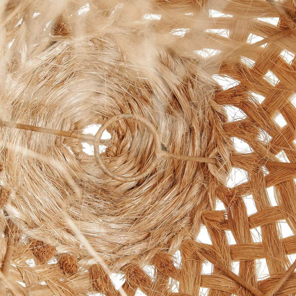 Handgemaakte Abaca Jelly Fish hanglamp in natuurlijke kleuren, geweven patroon van duurzaam grasmateriaal.