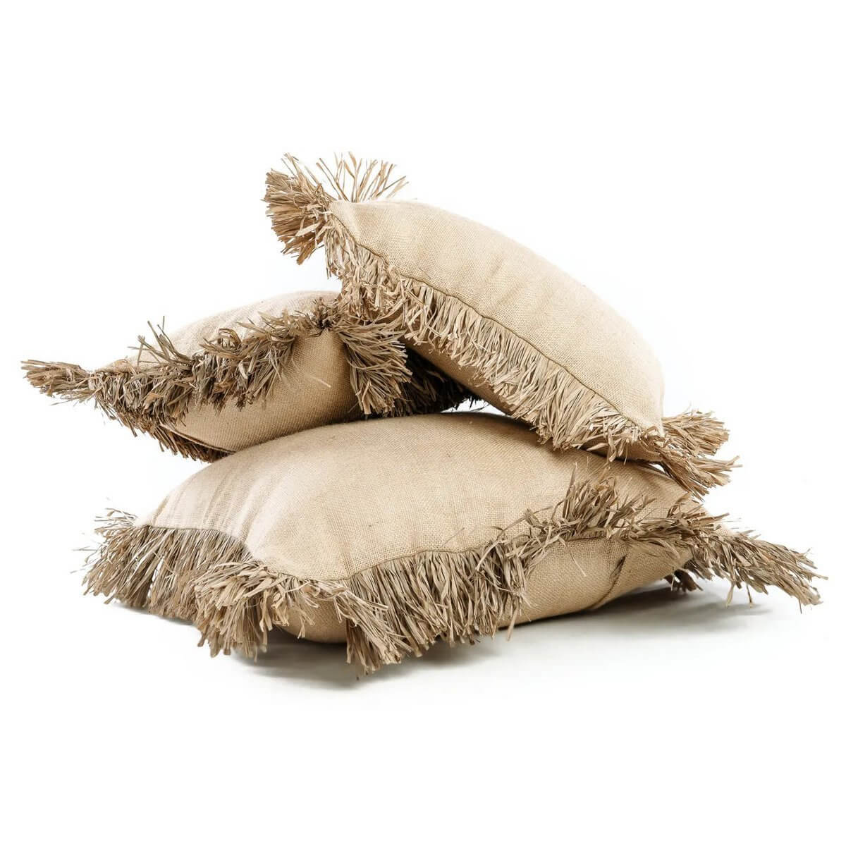 Drie gestapelde kussenhoezen van jute en raffia met franjes in natuurlijke beige tint, perfect voor interieur of terras.