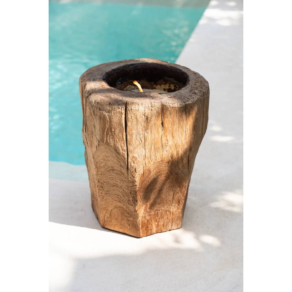 De Kaarsenstam - Naturel houten kaarsenhouder naast een zwembad, combineert natuurlijke elegantie met herbruikbare gezelligheid.