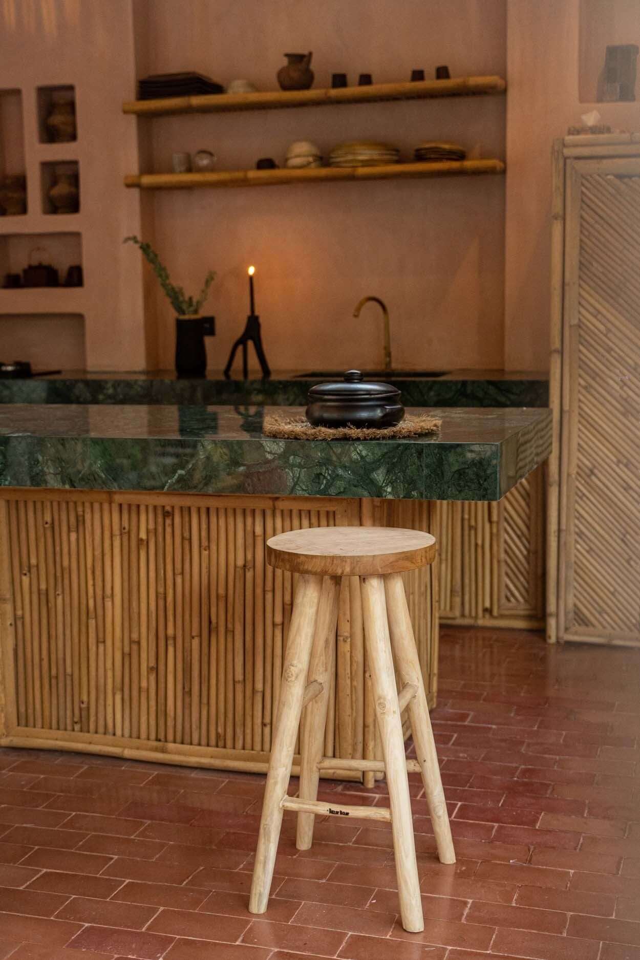 De Kedut Barkruk van massief teakhout voor buitenbar bij tuin of zwembad. Handgemaakt, duurzaam, uniek buitenmeubilair.