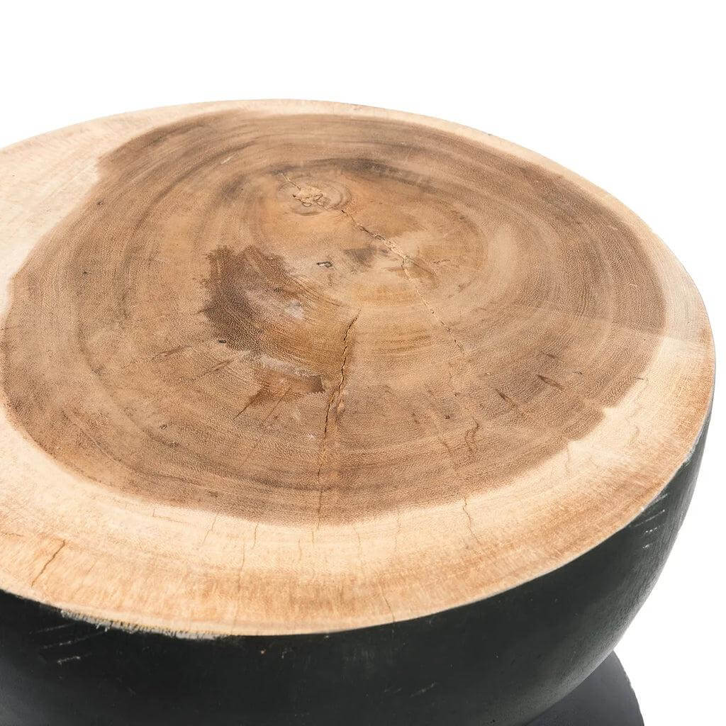 De Kulun Kruk in zwart en naturel suarhout, handgemaakt met een stijlvolle en moderne uitstraling voor interieur.