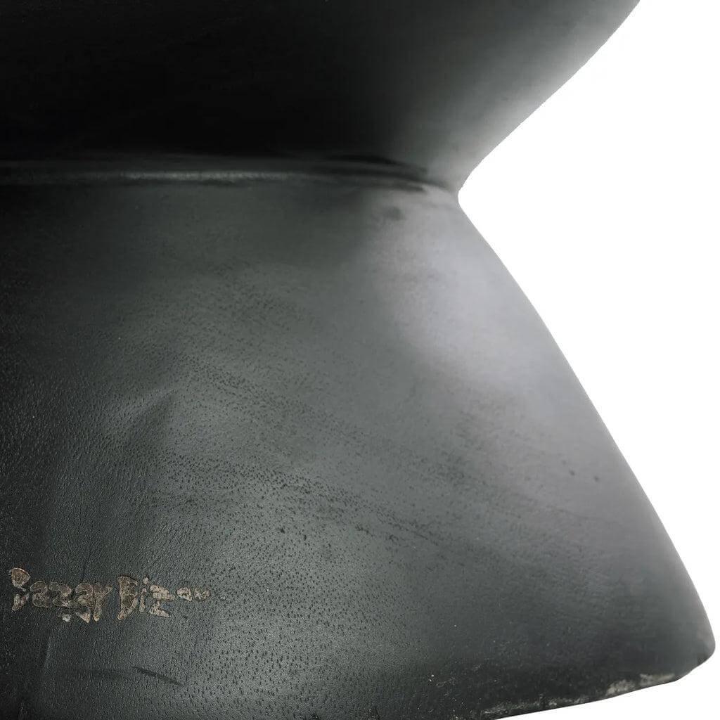Close-up van de zwart afgewerkte Kulun Kruk, gemaakt van natuurlijk Indonesisch suarhout voor een stijlvol modern interieur.