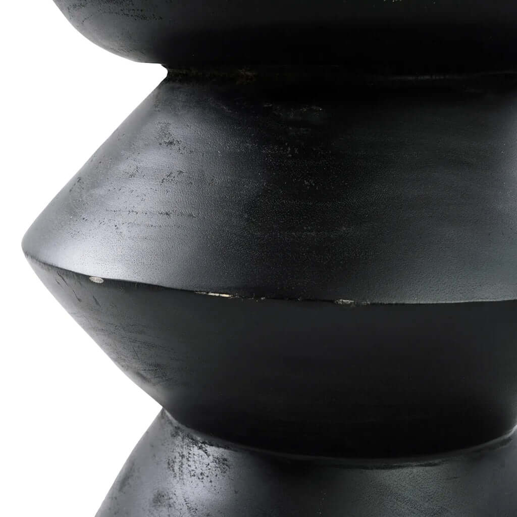 Close-up van de Kulun Kruk met zwart natuurlijke afwerking, handgemaakt van Indonesisch suarhout, moderne minimalistische stijl.