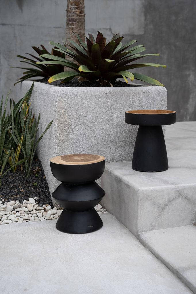 De Kulun Kruk Zwart Naturel, handgemaakt Indonesisch suarhout, stijlvol modern design, geschikt voor minimalistische interieurs.