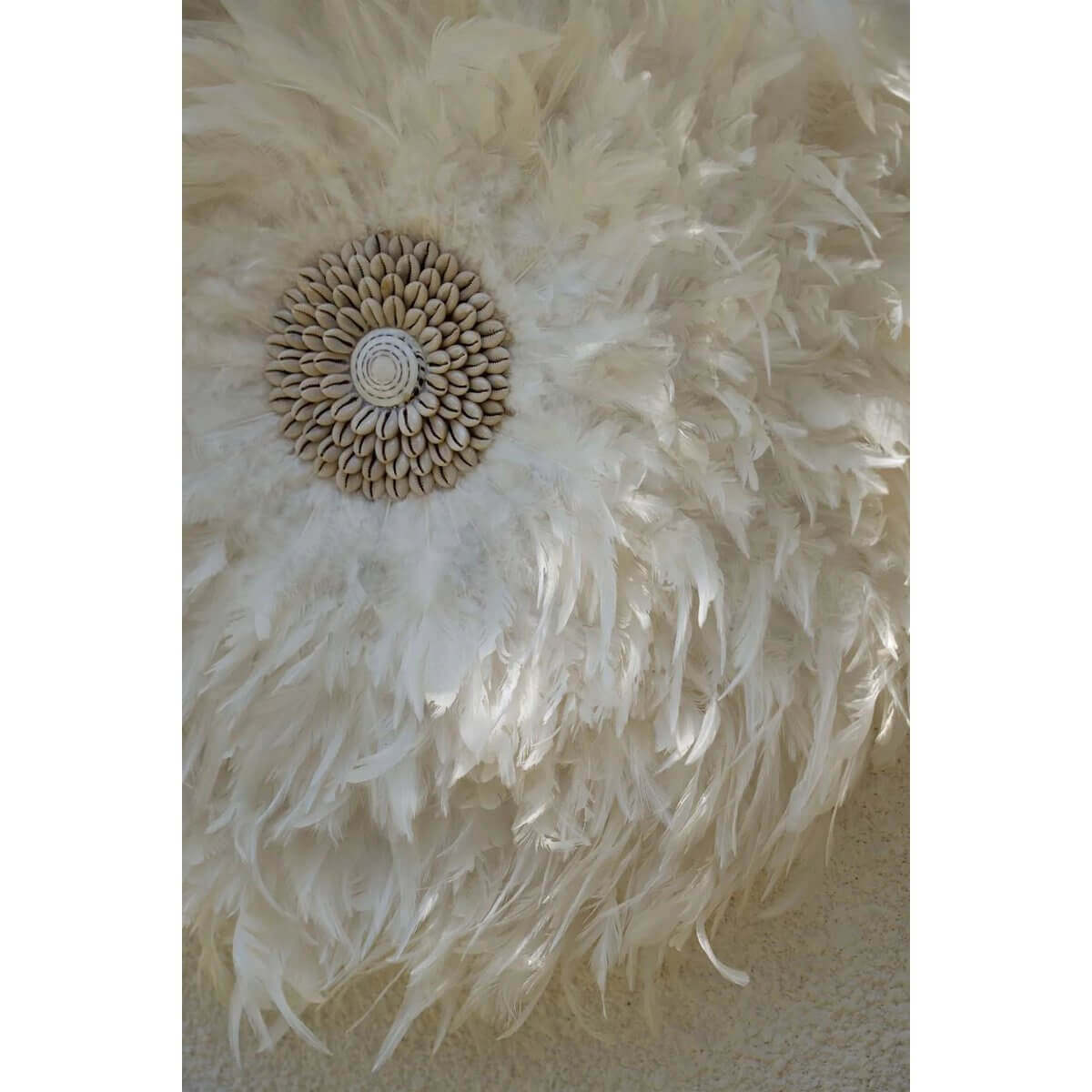 Bohemien witte veren display met schelpen, perfect voor interieur, terras of tuin decoratie. Diameter 60cm, merk Bazar Bizar Living.