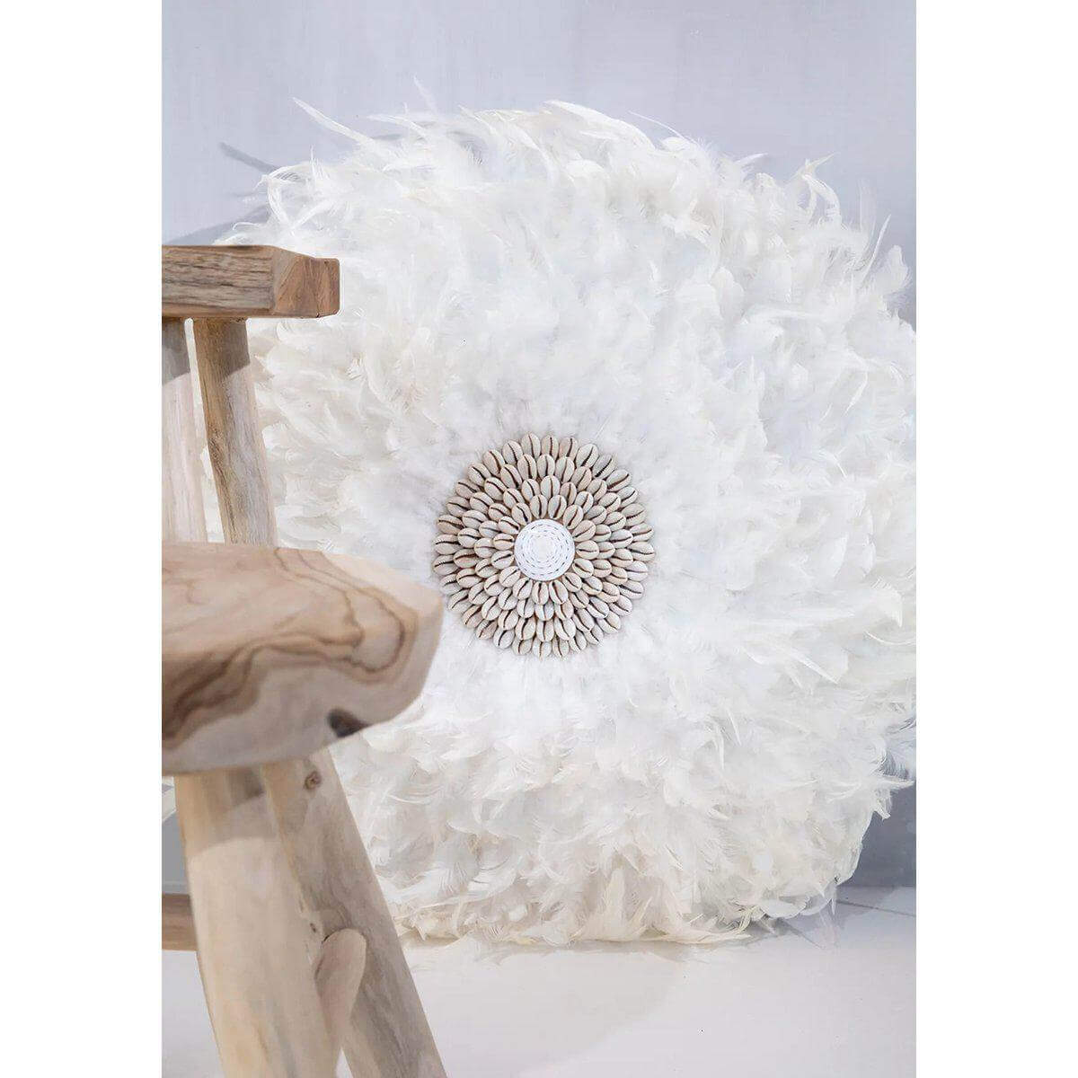 Bohemien witte veren display, 60cm, met schelpen in het midden, muurdecoratie voor interieur of tuin, merk Bazar Bizar Living.