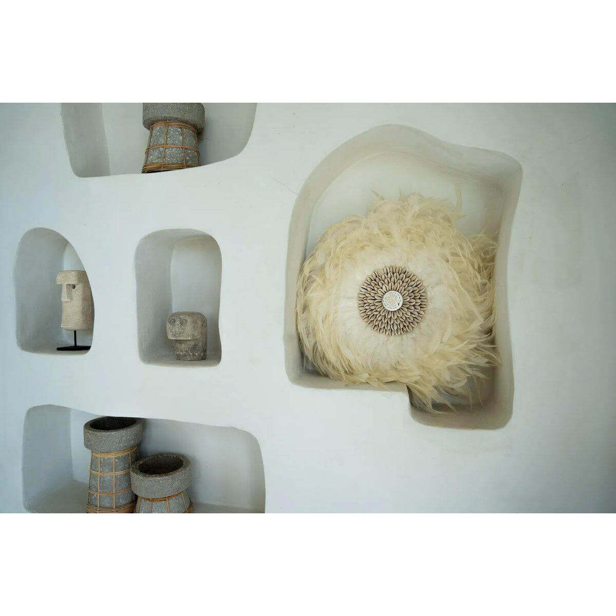 Bohemian veren display met schelpen, wit, decoratief aan muur