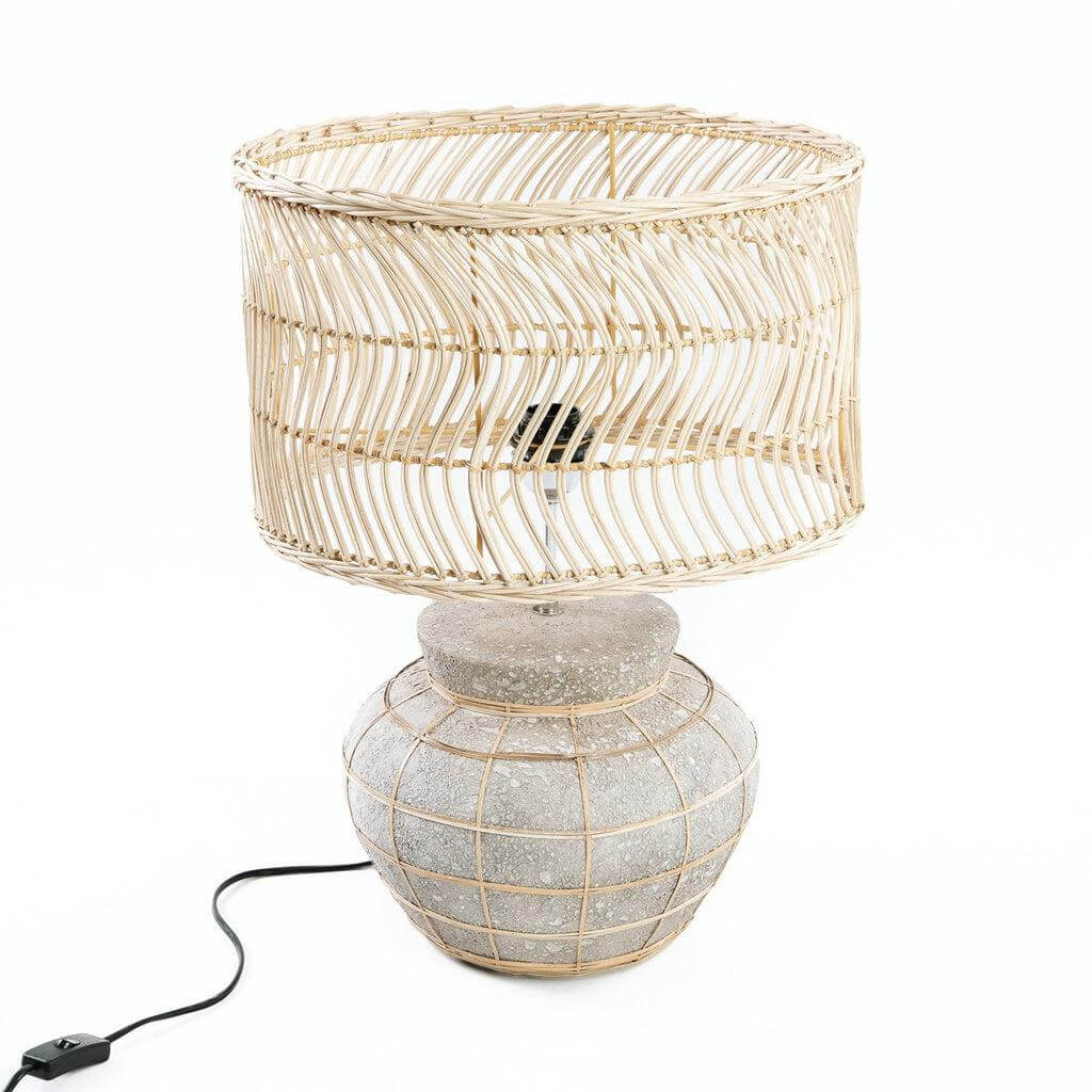 De Kythira tafellamp van terracotta met rotan in betongrijs en natuurlijke tinten, een elegante toevoeging aan je interieur.