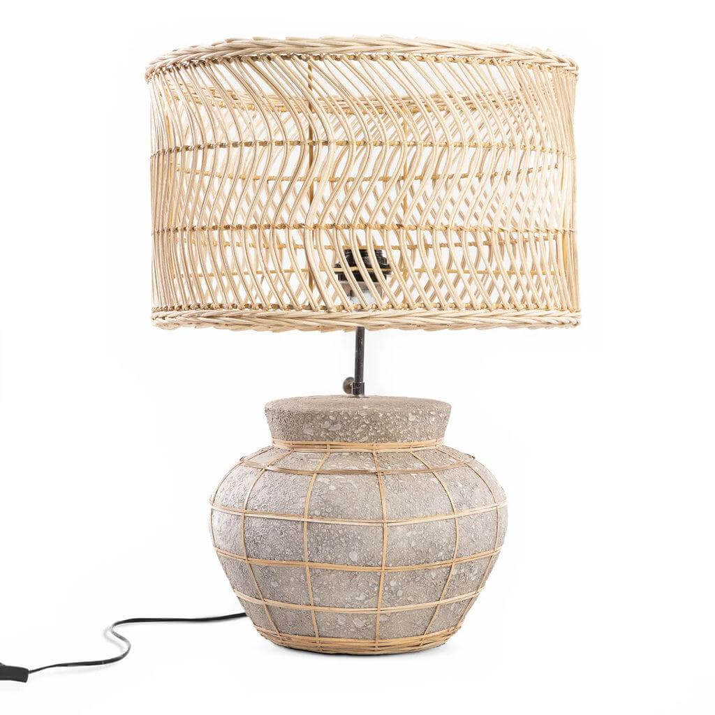 De Kythira tafellamp in betongrijs met rotan, terracotta lamp voet met handgemaakte uitstraling voor slaapkamer en woonkamer.
