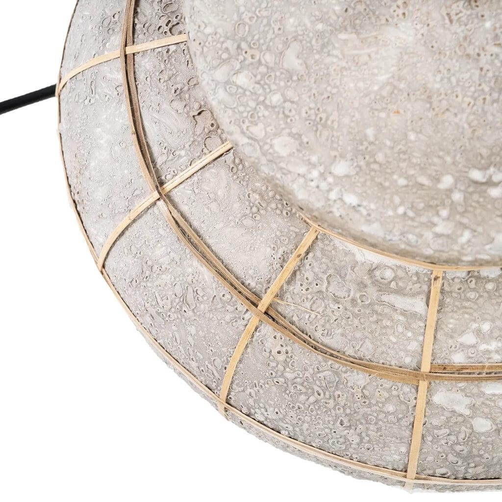 Close-up van Kythira tafellamp met betongrijze terracotta basis en rotan grid.
