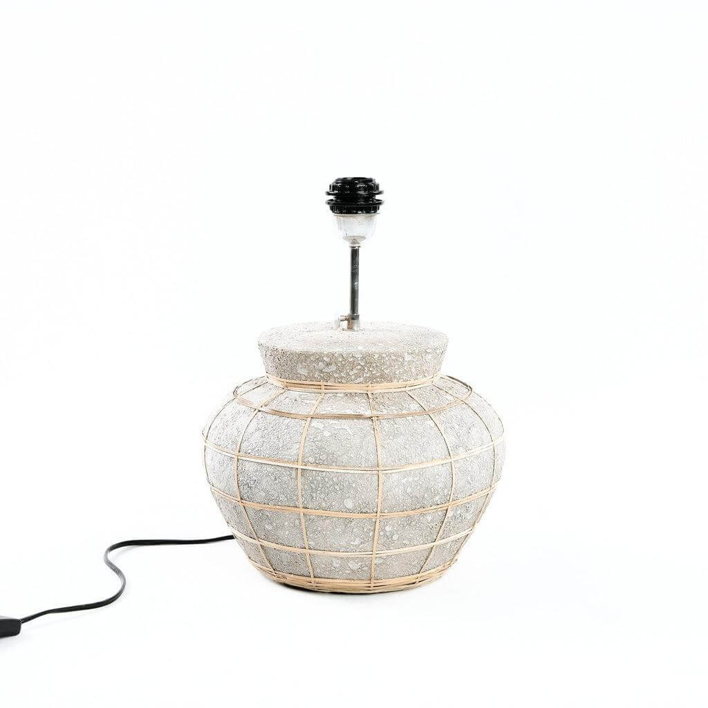 De Kythira tafellamp in terracotta en rotan met betongrijze afwerking, perfect voor nachtkastjes of consoles.