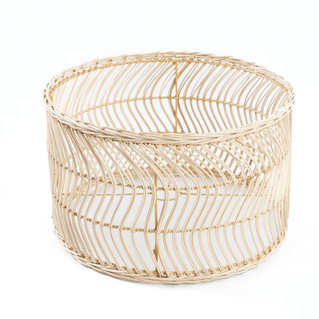Decoratieve ronde rieten mand met open geweven patroon, perfect voor opslag of als sierstuk in huis.