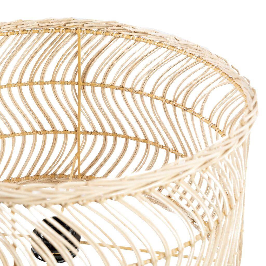 Natuurlijke rotan structuur van de Kythira tafellamp, met ambachtelijk vakmanschap in betongrijs en natuurlijke kleuren.