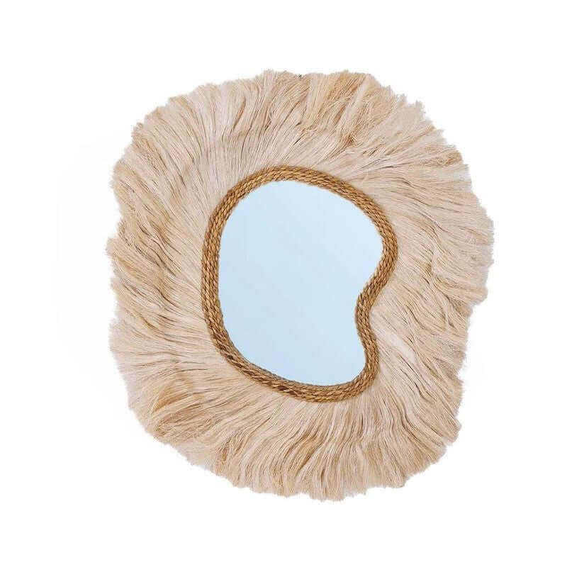 Natuurlijk De La Principessa spiegel met organische vorm en beige franjes, perfect voor een stijlvolle en rustieke interieurstijl.
