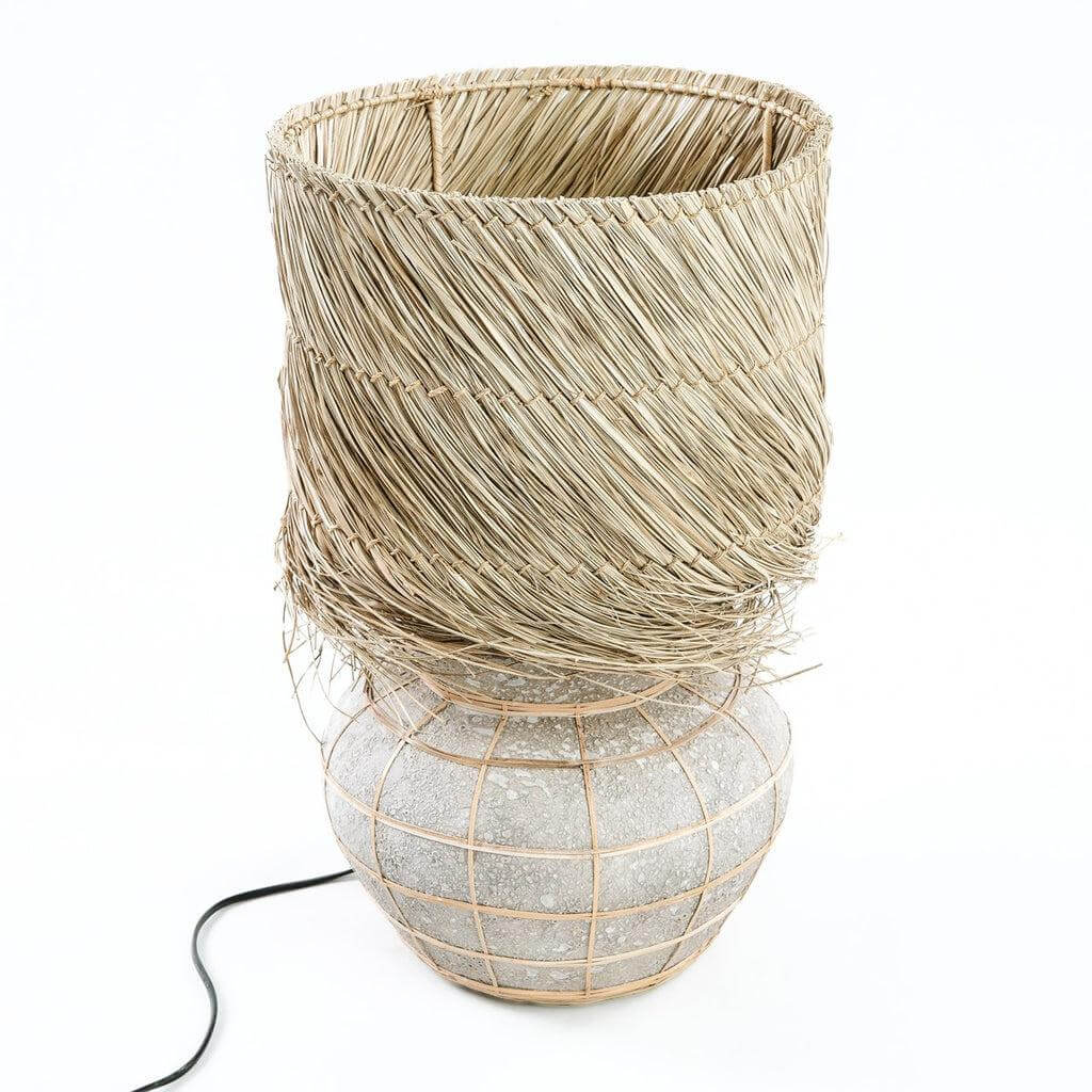 Stijlvolle Lipsi tafellamp met terracotta voet en pandangras lampenkap, betongrijs en naturel. Perfect voor woonkamer of nachtkastje.