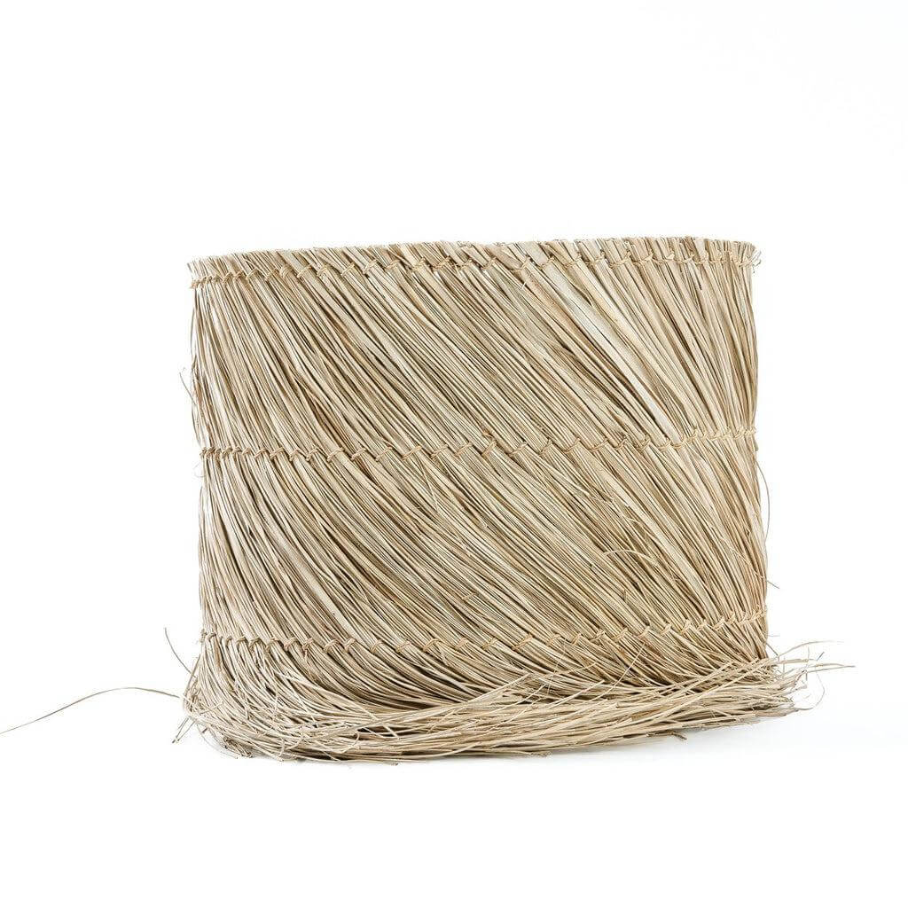 Pandangrassen lampenkap van de Lipsi tafellamp, met natuurlijke tinten en texturen.