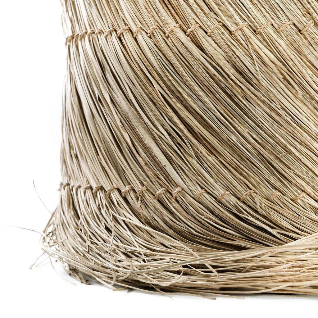 Detail van pandangras lampenkap van De Lipsi tafellamp, naturel betongrijs met geweven textuur.