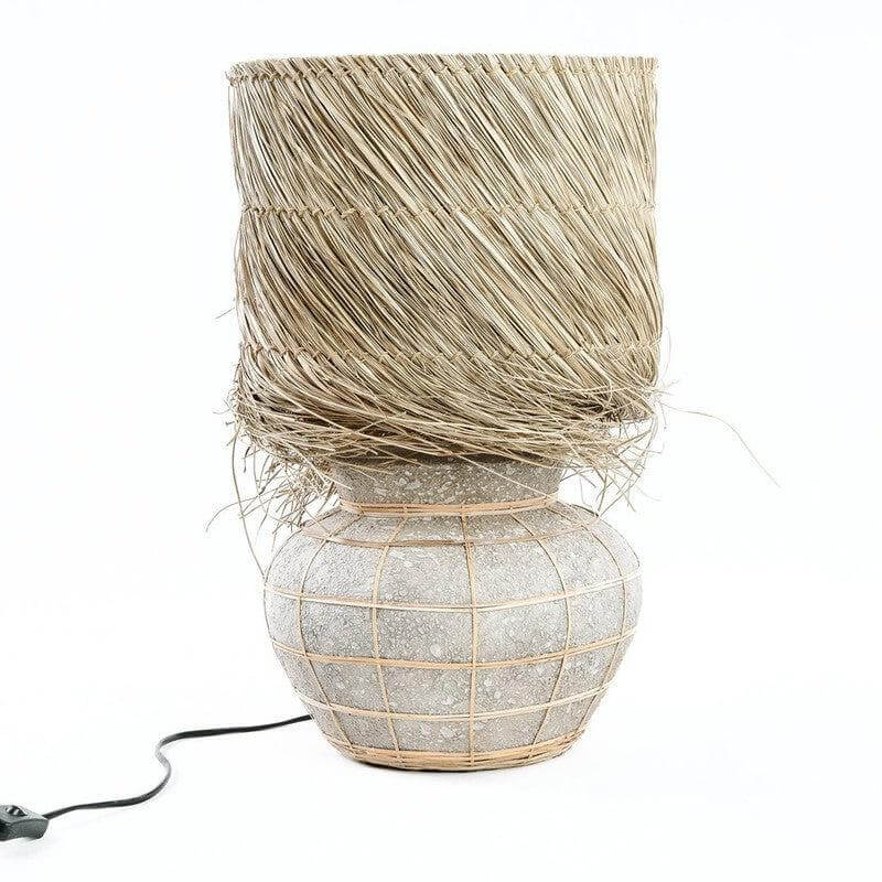 De Lipsi tafellamp in betongrijs met terracotta voet en rotan accenten, lampenkap van pandan gras. Hoogte 48 cm, unieke blikvanger.