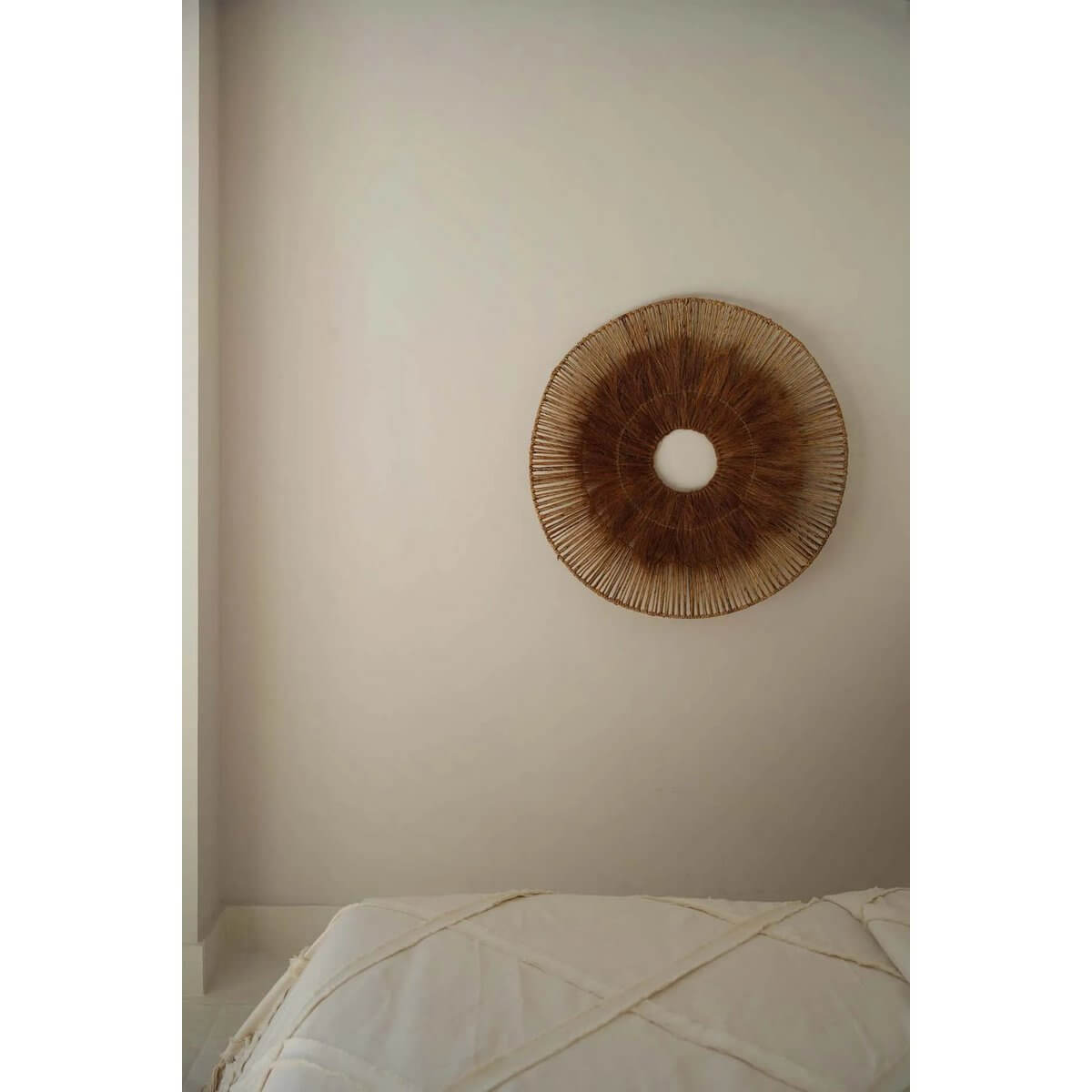 Bohemian Lobo Wanddecoratie made of banana leaf and coconut, adding texture and warmth to a neutral wall.