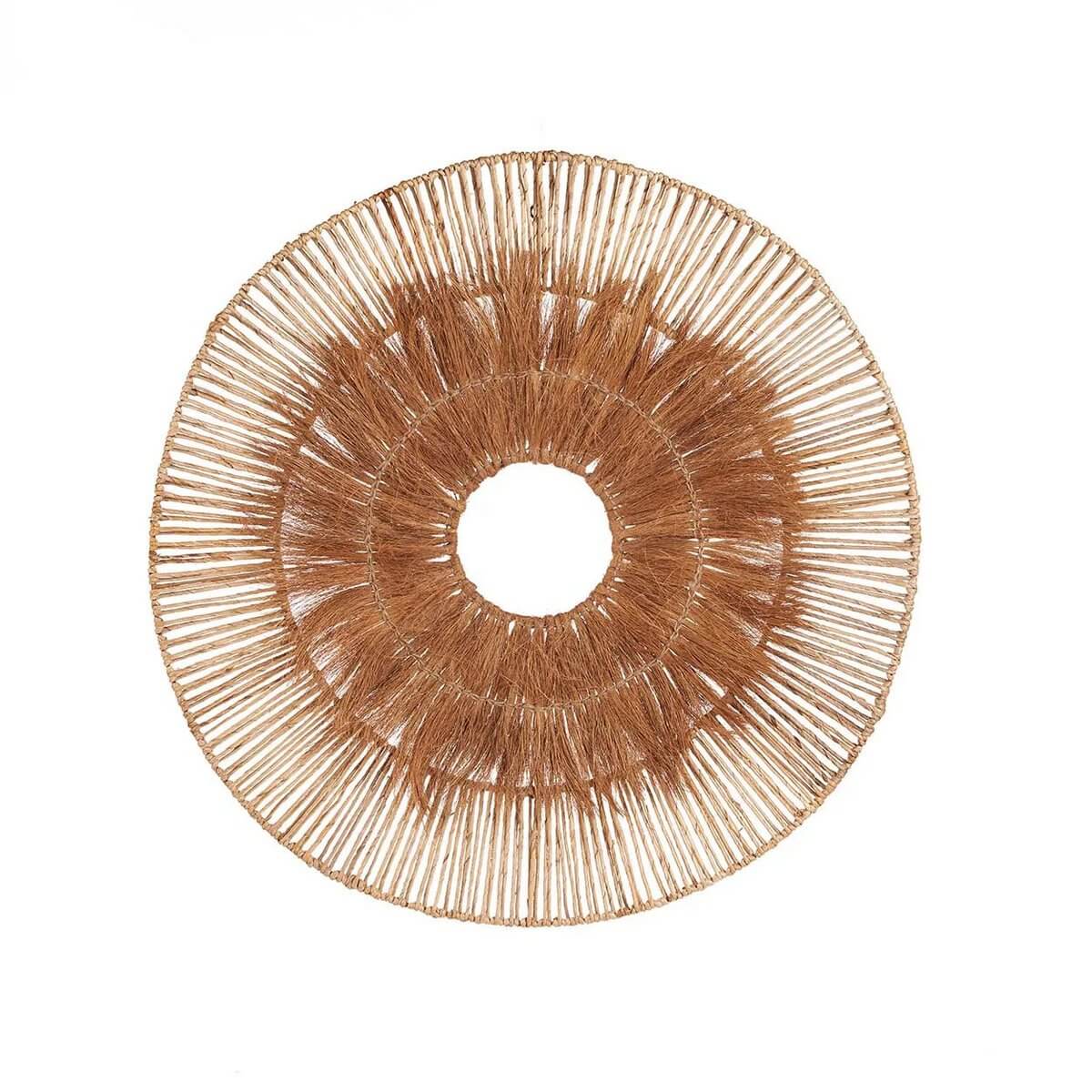 Bohemian Lobo Wanddecoratie, handcrafted from banana leaf and coconut, adds warmth and texture to any room. Perfect for living spaces.