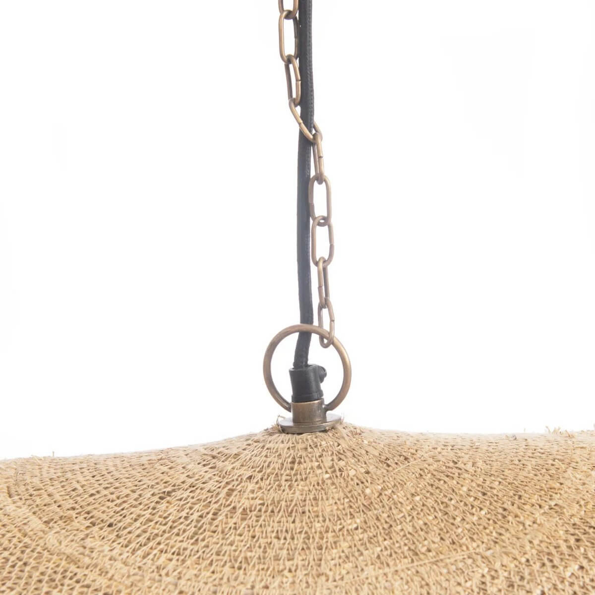 De Lovalova hanglamp XL in naturel geweven gras met luxe messing ketting, perfecte sfeermaker voor elk interieur.