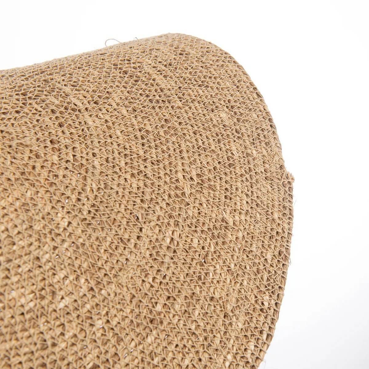 Close-up van geweven grastextuur van de De Lovalova hanglamp - Naturel - XL. Gezellig interieur met organische vormen.