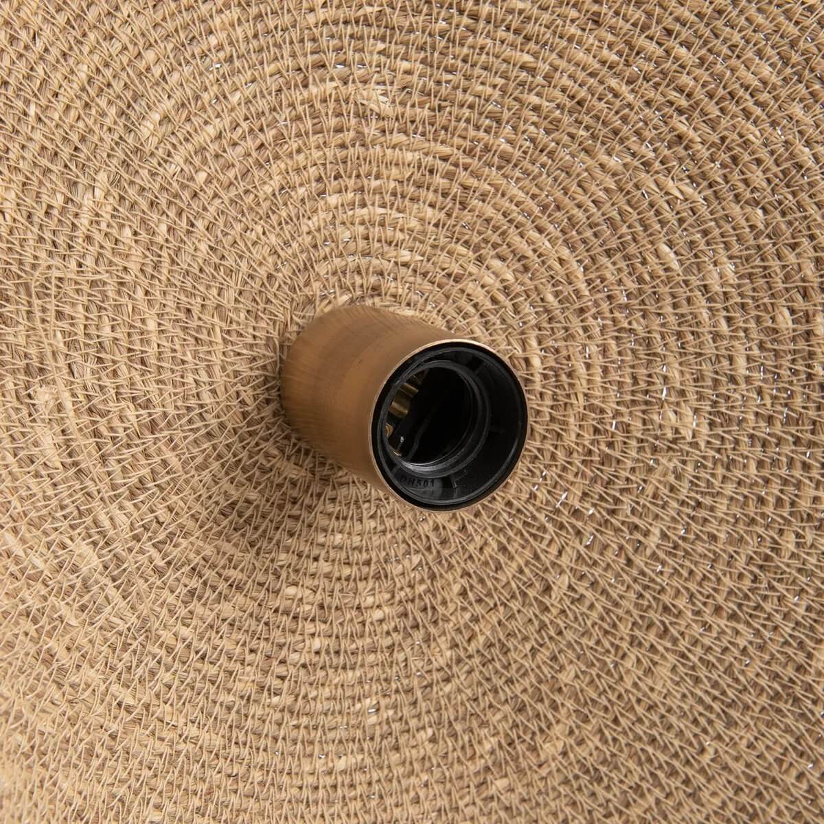 Detail van geweven gras lampenkap De Lovalova XL, natuurlijk patroon met messing fitting.