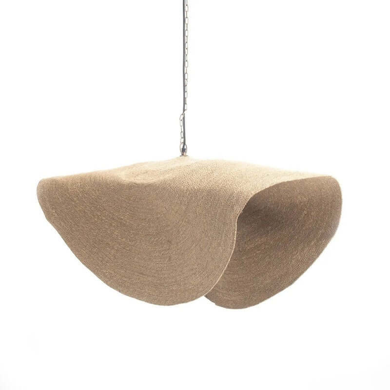 De Lovalova hanglamp XL, geweven gras, natuurlijke tint, organische vorm, luxe messing ketting, cosy sfeer voor elk interieur.