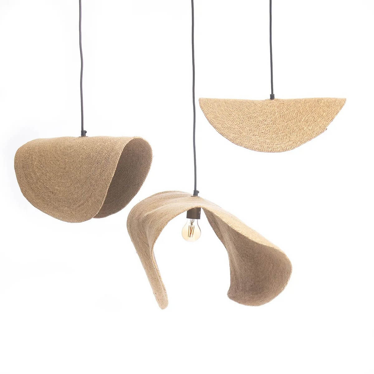 Drie Lovalova hanglampen van geweven gras in natuurlijke tinten, unieke vormen, ideale sfeermakers voor elk interieur.