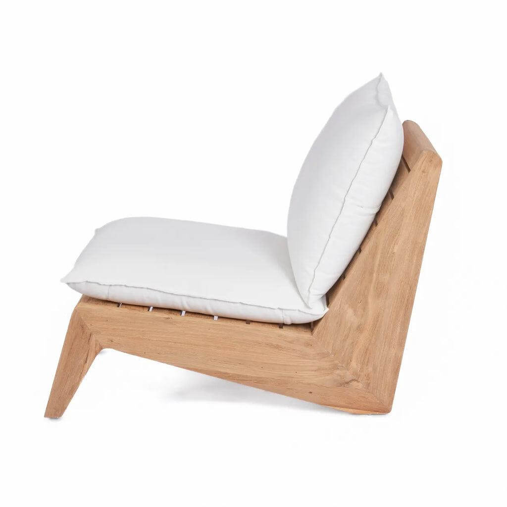 De Luie Eenzit stoel van gerecycled teakhout met comfortabele buitenkussens, perfect voor loungen in de tuin of op het terras.