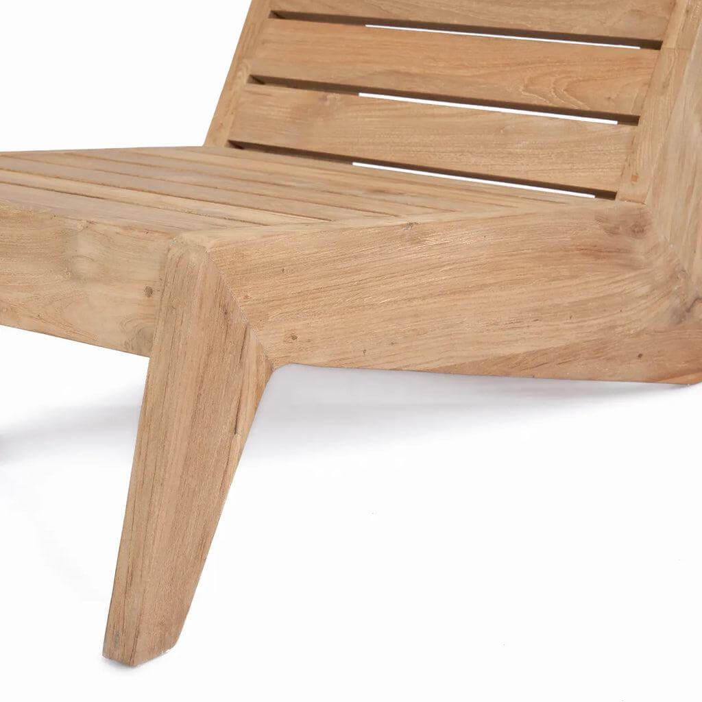 De Luie Eenzit loungebank van gerecycled teakhout, ideaal voor buitengebruik op het terras of in de tuin. Comfort en stijl in één.