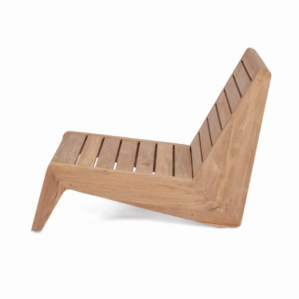 De Luie Eenzit bank, gemaakt van gerecycled teak, zijaanzicht. Perfect voor ontspanning in de tuin of bij het zwembad.