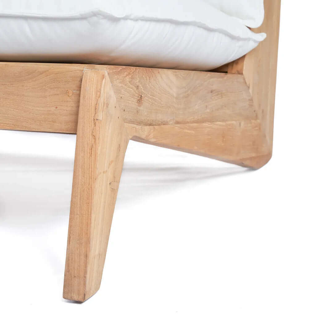 Close-up van gerecycled teakhouten Lazy Tweezitsbank met wit kussen, ideaal voor ontspannen loungen buiten.