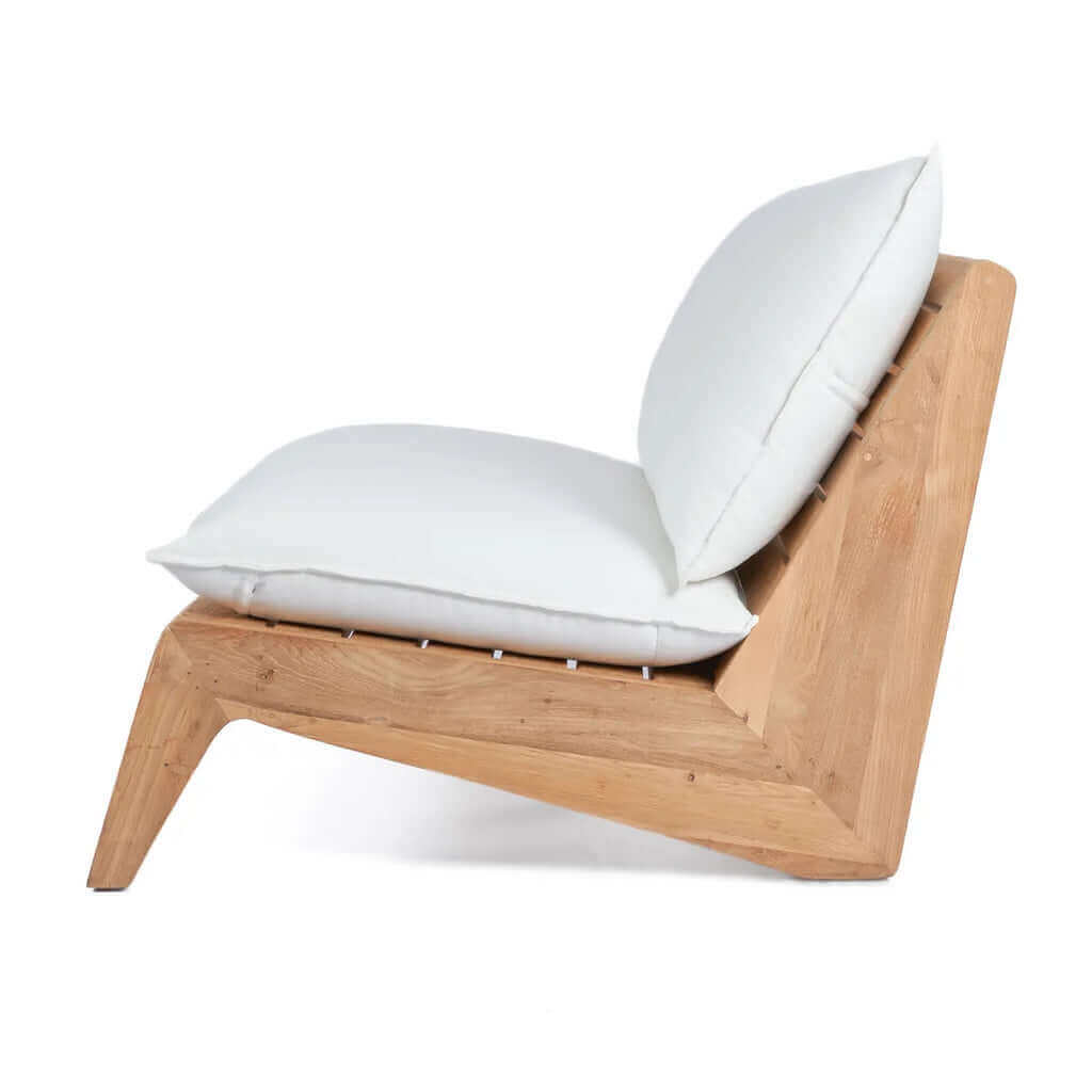 De Luie Tweezitter bank met gerecycled teakhout en zachte kussens, een perfecte keuze voor comfort en stijl in de tuin of terras.