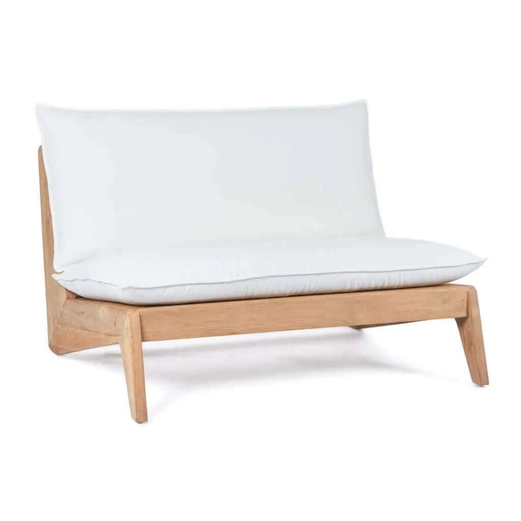 Stijlvolle Lazy Tweezitsbank van gerecycled teakhout met zachte kussens, perfect voor ontspannen bij het zwembad of in de tuin.