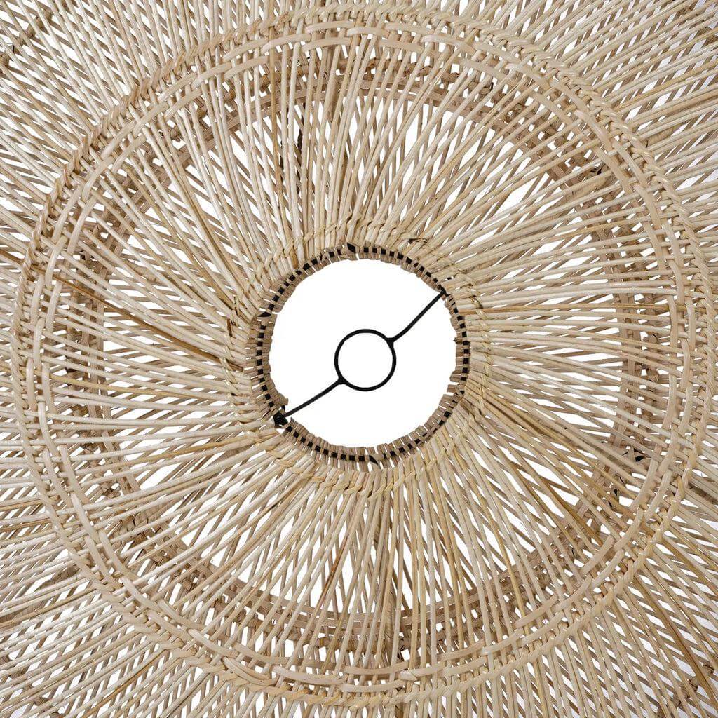 Ronde De Macaron hanglamp van rotan, handgemaakt en decoratief, gezien van onderaf in natuurlijk design, ideaal voor sfeervolle kamers.