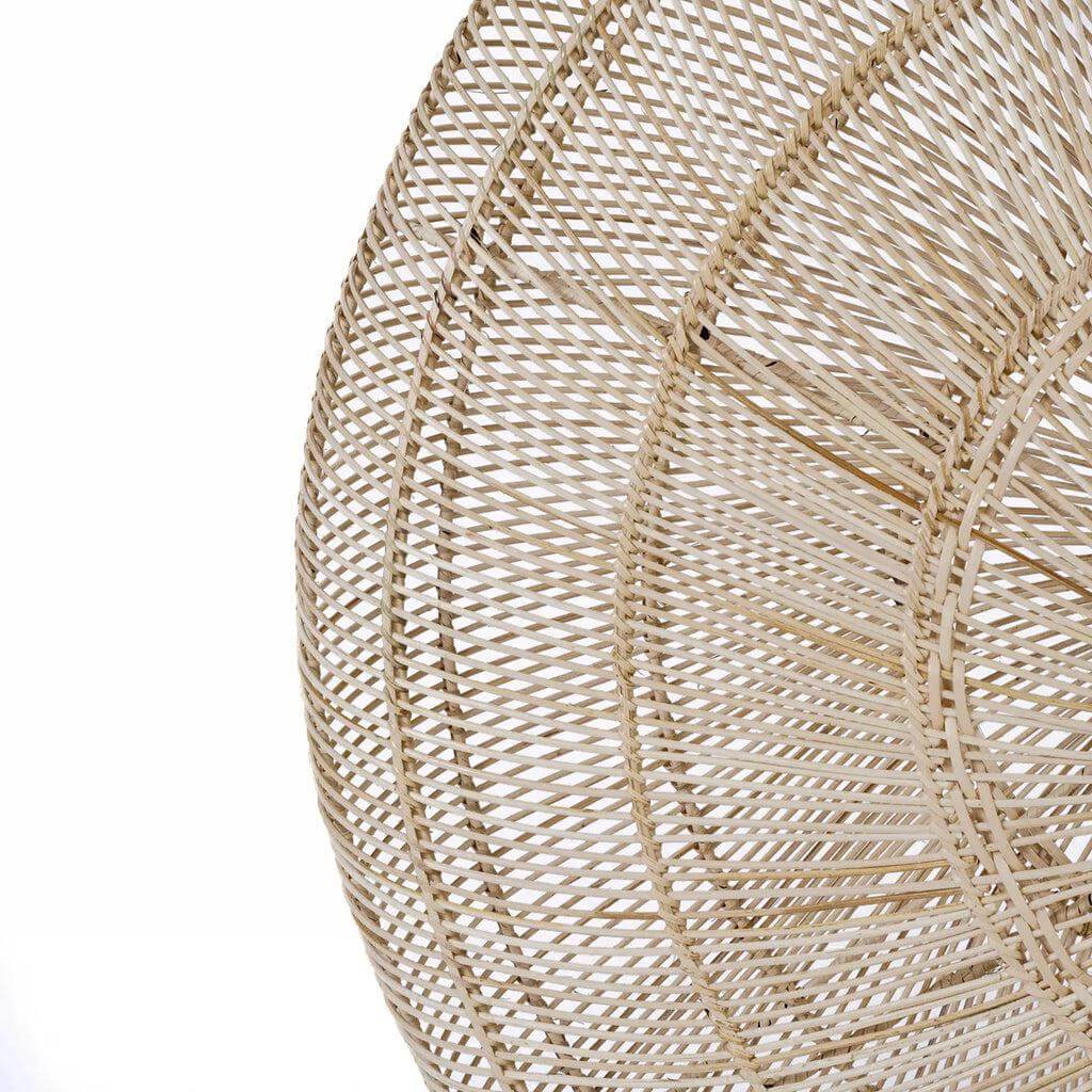 Detail van de handgemaakte Macaron Hanglamp in natuurlijk rotan, toont de elegante weefstijl voor een speelse touch in het interieur.