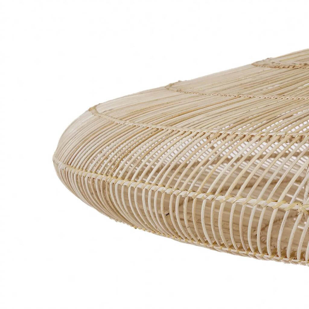 De Macaron Hanglamp in naturel rotan, een handgemaakte en elegante verlichting om je interieur te verlichten met speelse charme.