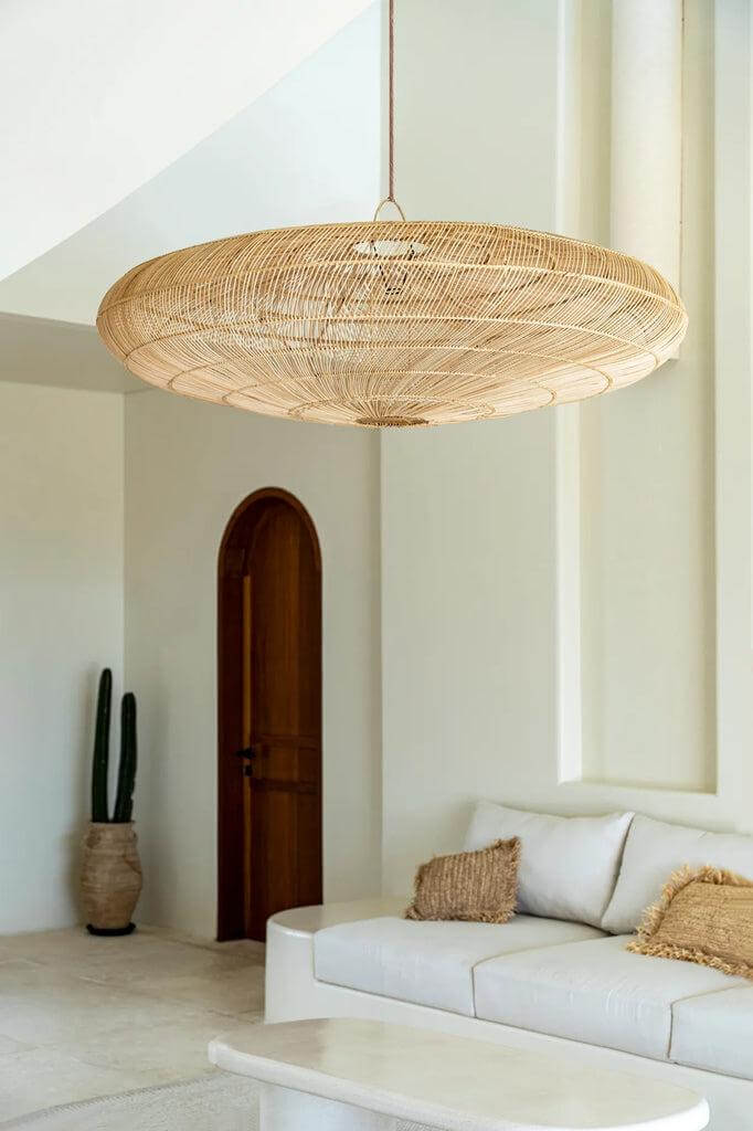 De Macaron Hanglamp - Naturel XL; handgemaakte rotan lamp, een speelse en elegante toevoeging aan elk interieur.