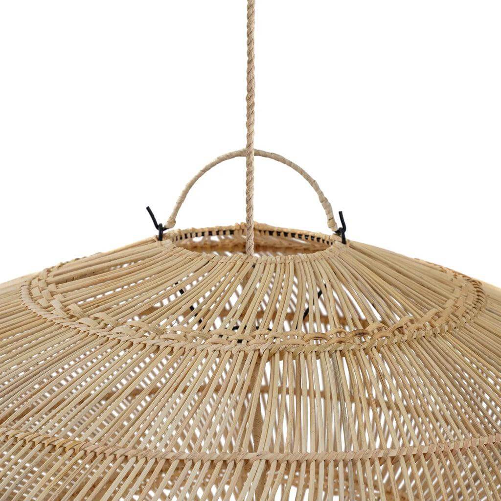 Natuurlijke rotan hanglamp De Macaron XL, handgemaakt en elegant, perfect voor een speelse uitstraling in elke kamer.