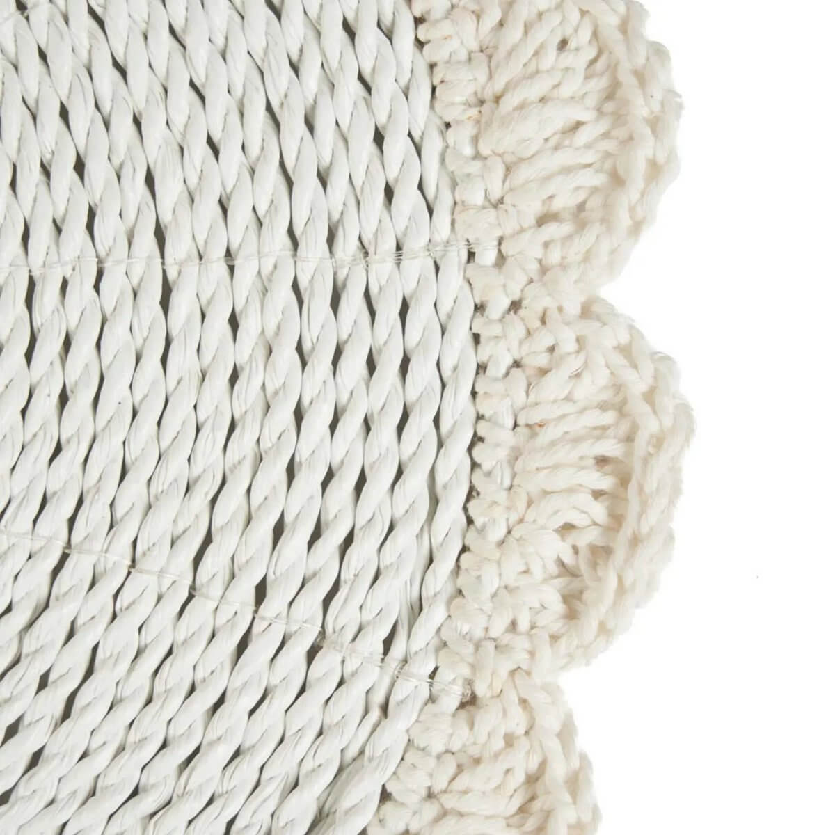 Close-up of De Macrame Huwelijksplacemat, Naturel. Handwoven design with intricate details for a boho-chic table setting.
