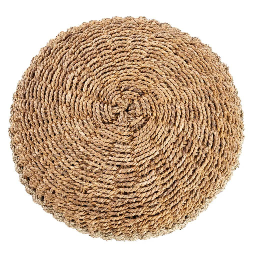 Ronde macrame poef van zeegras met rustiek kruissteek motief, perfecte natuurlijke accentstoel voor binnengebruik.