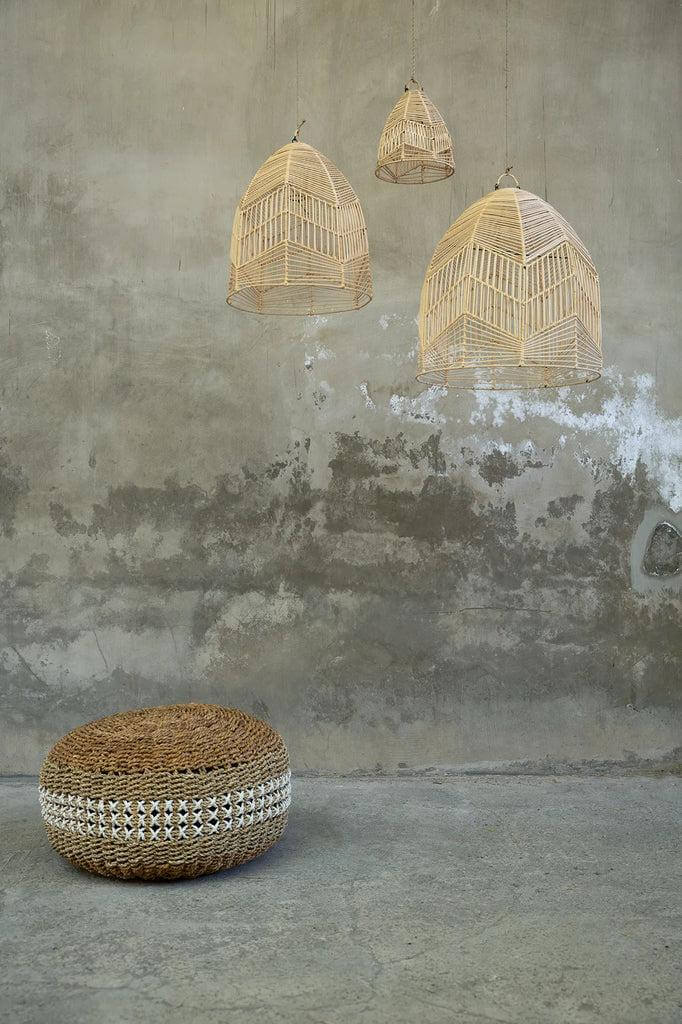 Gezellige macrame poef van zeegras voor binnengebruik, rustiek design met kruissteekmotief in natuurlijke kleuren.
