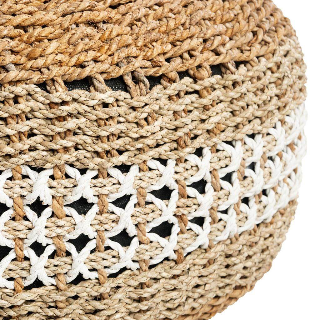Detail van de macrame poef met handgemaakt kruissteekmotief in zeegras, natuurlijke kleur.