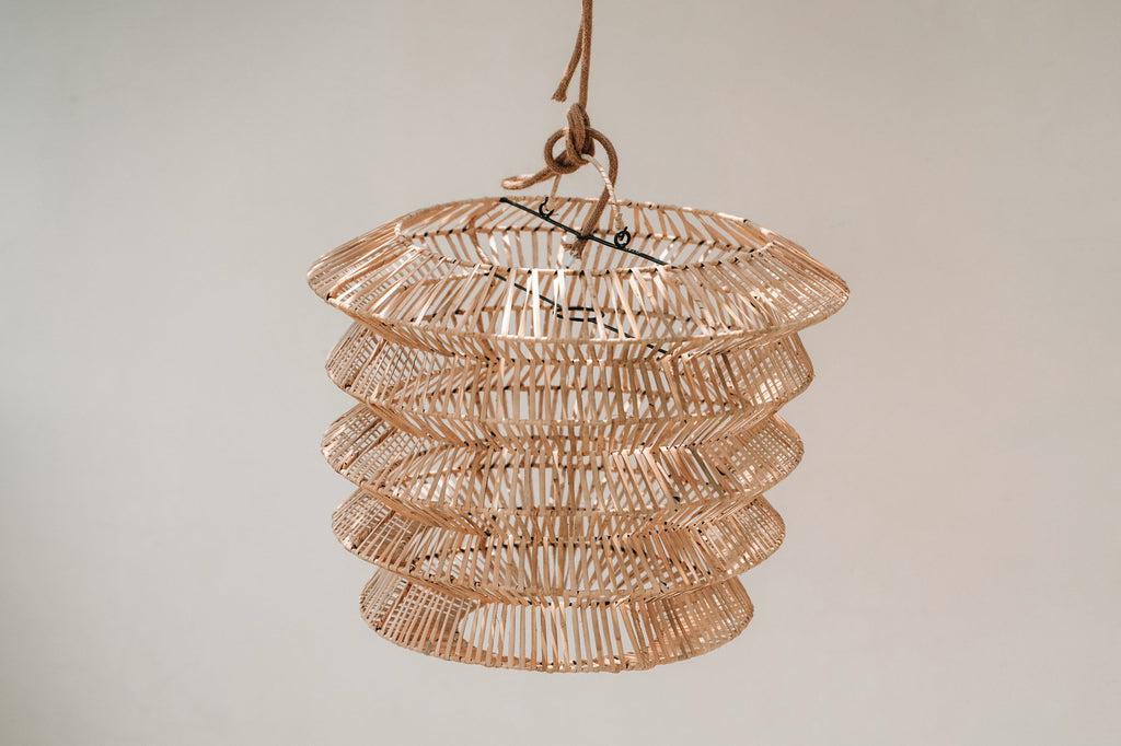 Ronde rotan hanglamp De Mad Moiselle, oosters ontwerp in natuurlijke tinten, perfect voor een bohemian interieur.