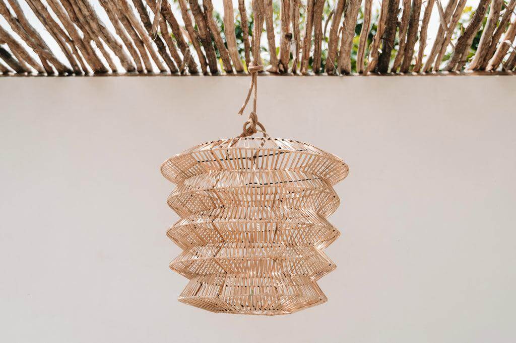 Natuurlijke rotan hanglamp De Mad Moiselle, oosters design, bohemien stijl - perfect voor een stijlvolle woonkamer sfeer.