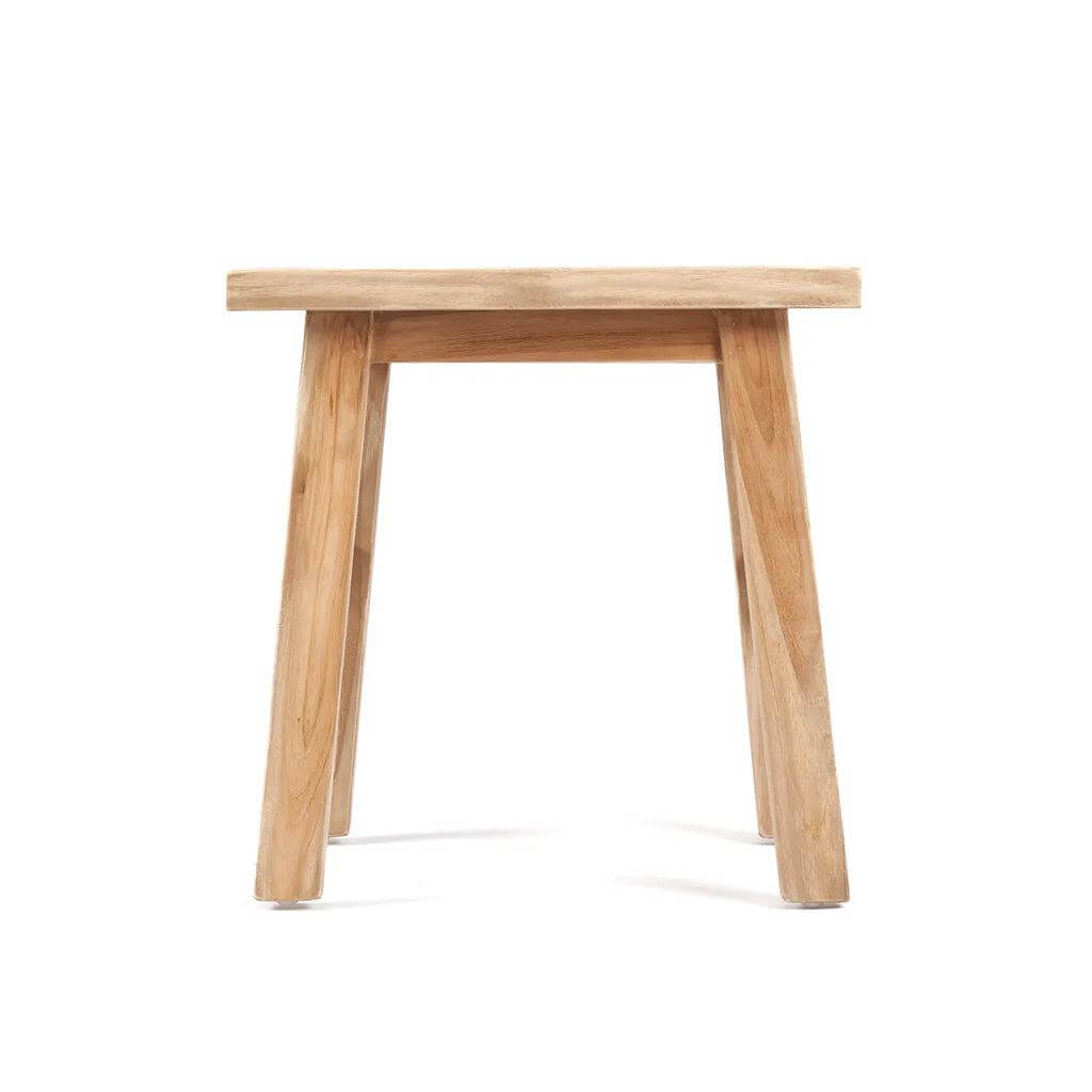 Naturel Makara kruk van gerecycled teak, veelzijdig inzetbaar als zitplaats of bijzettafel, geschikt voor binnen en overdekt buiten.