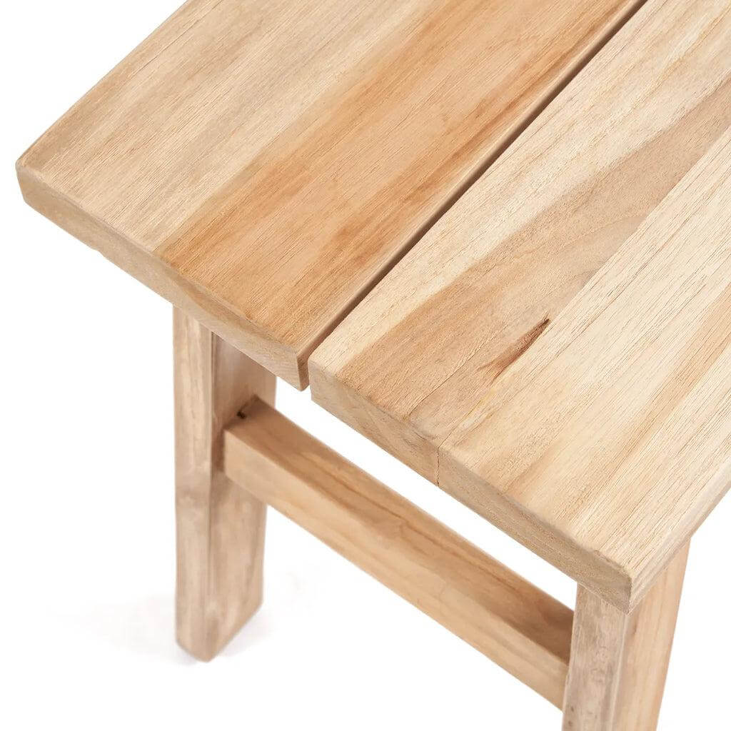 De Makara Kruk van gerecycled teakhout, kleur naturel, 45 cm hoog. Perfect voor binnenshuis of overdekt buitengebruik.