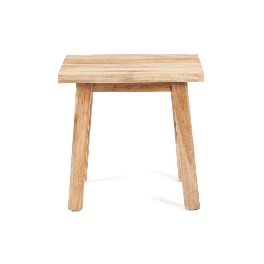 "De Makara Kruk in natuurlijk teak, veelzijdig als zitplaats, display of bijzettafel, ideaal voor binnen en overdekte ruimtes."
