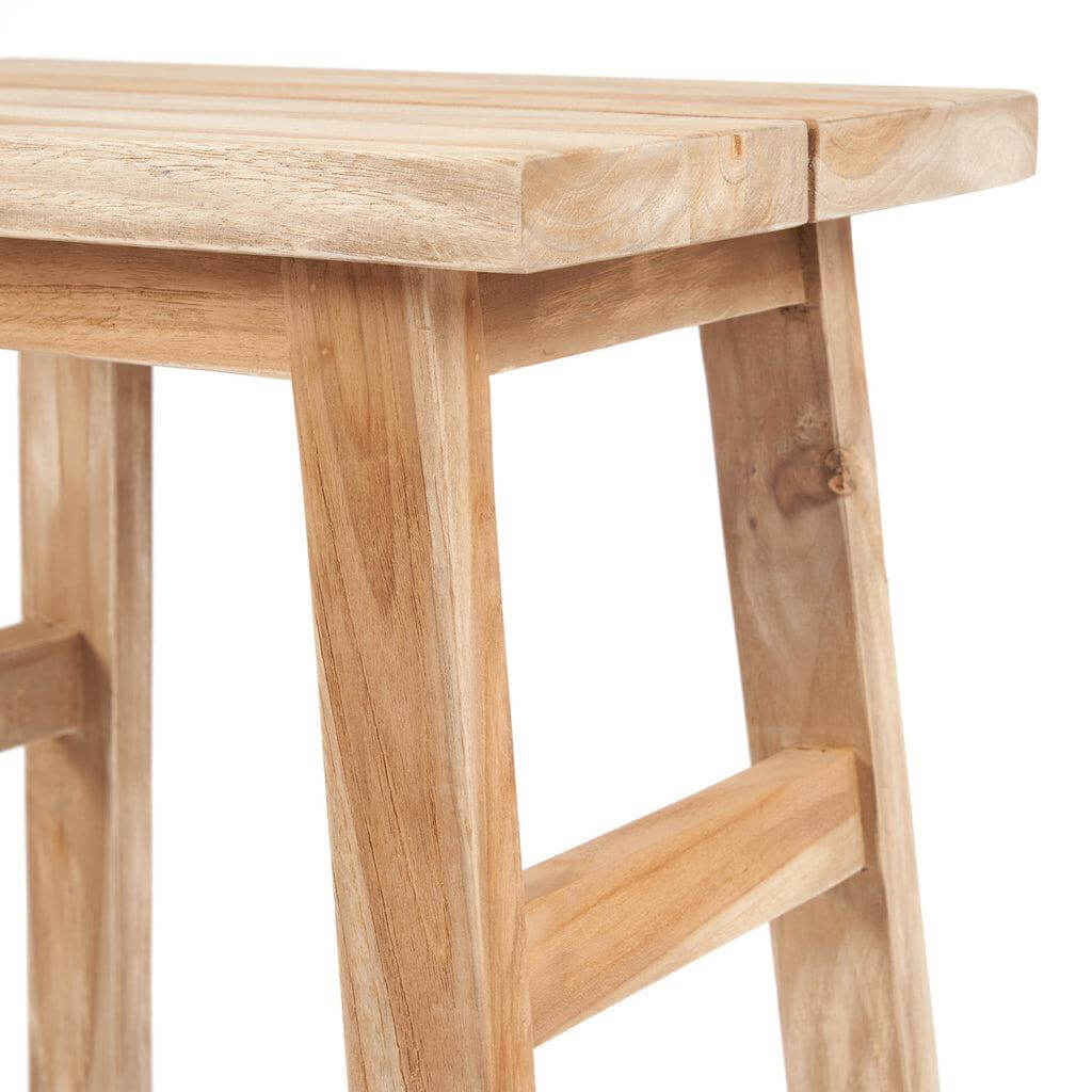 De Makara kruk in naturel gerecycleerd teakhout, perfect voor binnen of overdekt buitengebruik. Veelzijdig als zitplaats of bijzettafel.